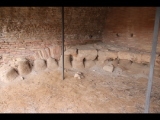 04968 ostia - regio i - insula xvii - caseggiato con fornace (i,xvii,1) - westseite - nordende - ofen - li seite - 09-2023.jpg